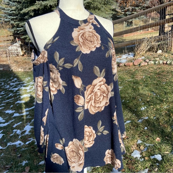 Open shoulder knit top - Picture 2 of 6